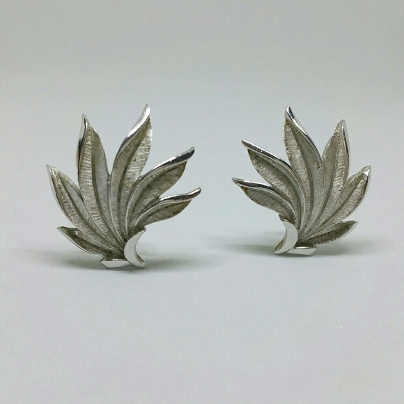 Vintage Trifari silvertone leaf clip on earrings - Picture 3 of 7